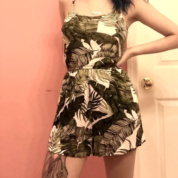 H&M Shorts One Piece Divided Palm Leaf Print Romper - size L - Picture 3 of 15